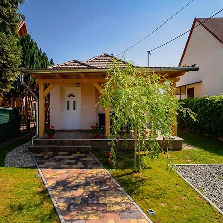 Pipacs Apartmanhaz Harkan Exterior foto