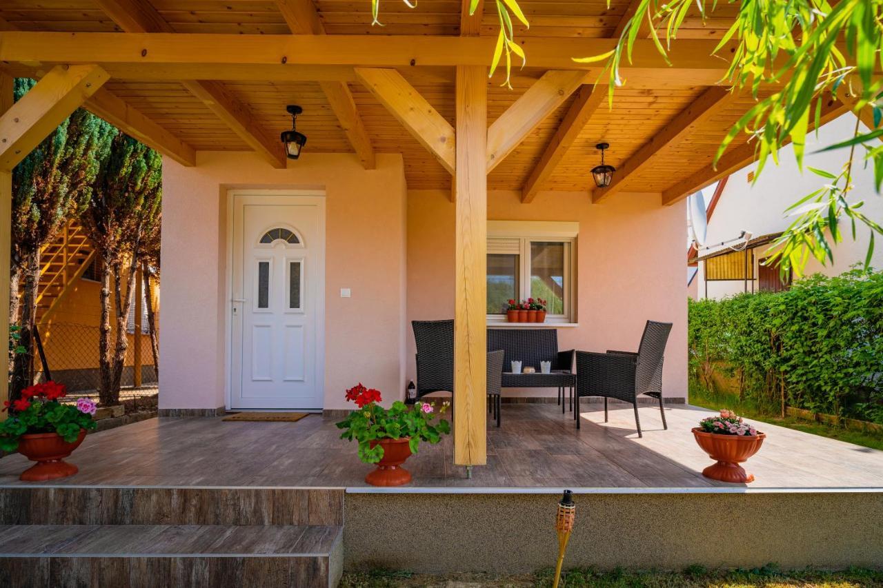 Pipacs Apartmanhaz Harkan Exterior foto